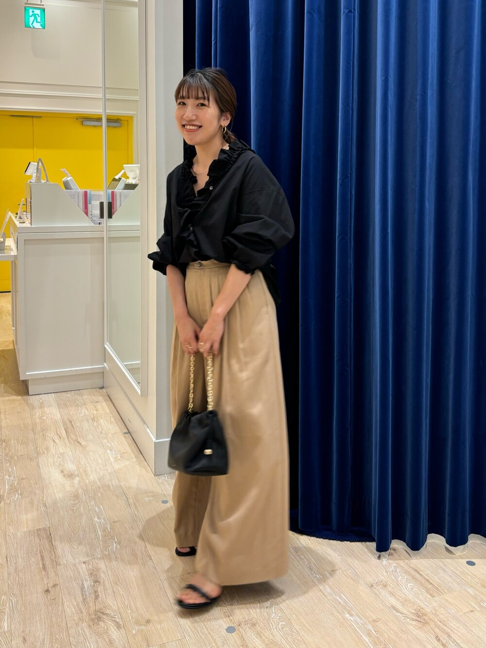 イエロー系のその他パンツ、ブラック系のショルダーバッグ、ブラック系のサンダルを着用したレディースの夏コーディネートの3枚目の写真