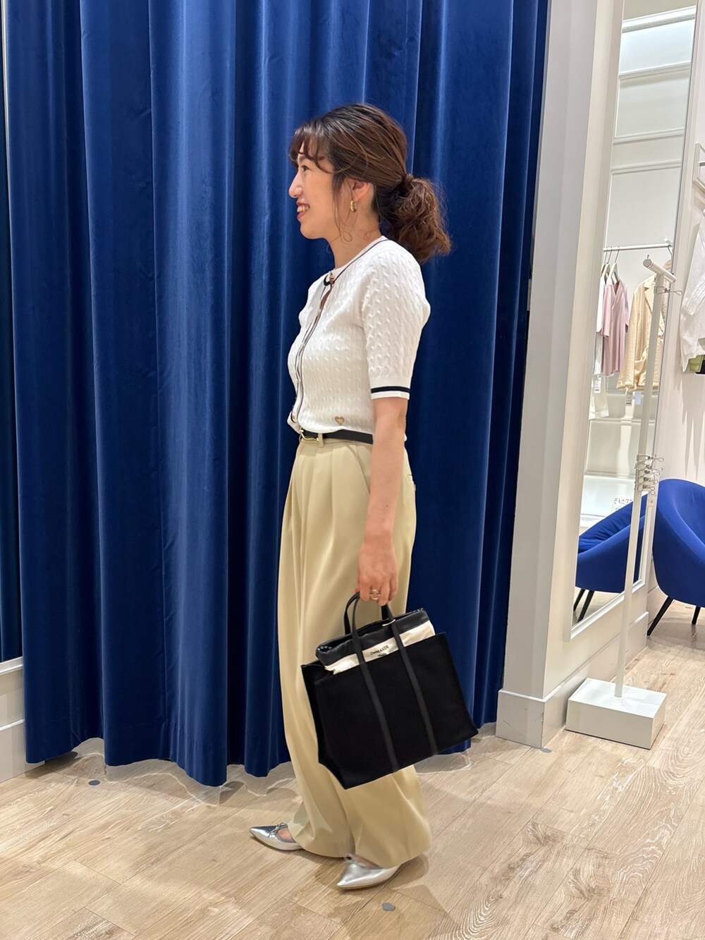 「パンツスタイル、ワイドパンツ、ニット、カーディガン、ケーブルニット、シンプルコーデ、キレイめ、きれいめカジュアル、大人カジュアル、大人コーデ、大人女子、お出かけコーデ、オンオフ兼用」｜「NOLLEY’Sの配色ケーブル半袖カーディガン（カーディガン/ボレロ、ホワイト系）」を使った、nol  komatsubaraさん（レディース・159cm）の春コーディネートの3枚目の写真