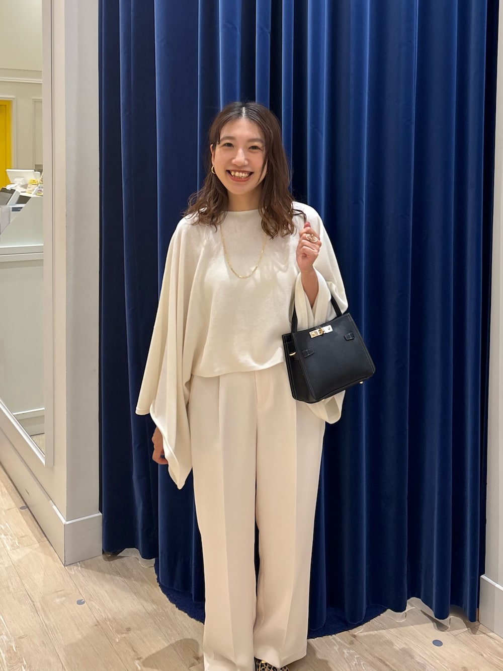 ホワイト系のその他パンツ、その他のパンプス、ブラック系のショルダーバッグを着用したレディースの秋コーディネートの4枚目の写真