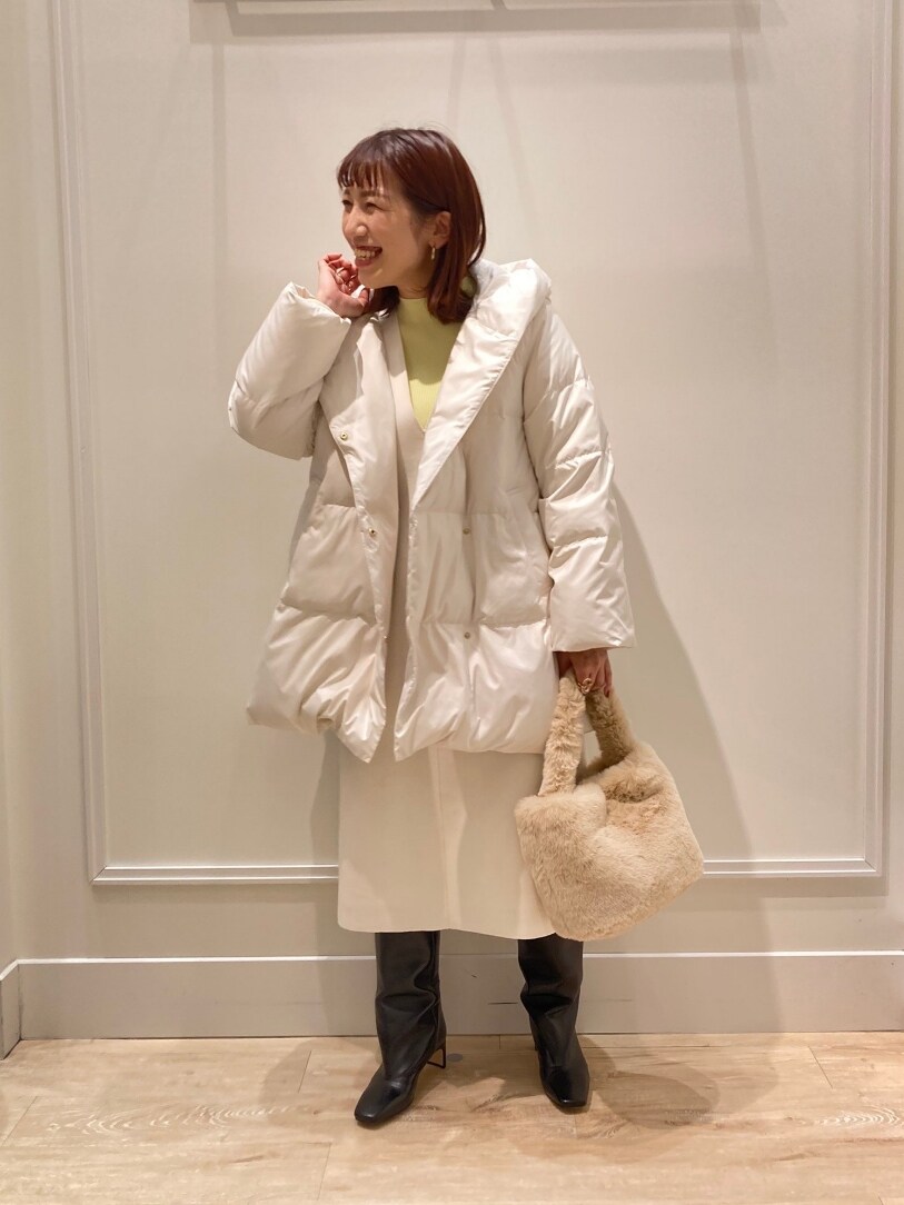 「休日スタイル、冬コーデ、シンプルコーデ、ジャンパースカート、ダウンコート、ホワイトコーデ、リブニット、オトナ女子、大人かわいい、ロングブーツ、お出かけコーデ、冬、ファーバッグ」|「NOLLEY’Sの撥水ダウンショール風フードコート(ダウンジャケット/コート、ホワイト系)」を使った、nol komatsubaraさん(レディース・159cm)の冬コーディネートの2枚目の写真