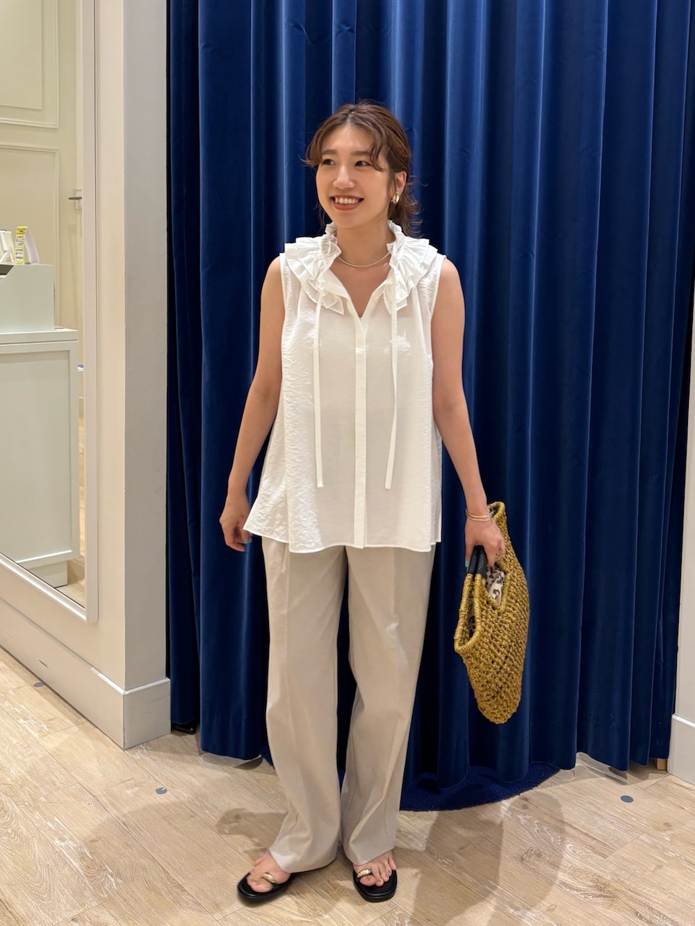 「フリル、フリルブラウス、パンツスタイル、ワイドパンツ、きれいめカジュアル、キレイめ、大人コーデ、オトナ女子、オトナカジュアル、ノースリーブ、シンプルコーデ、お出かけコーデ、サンダル、かごバッグ、夏コーデ」｜「NOLLEY’S Sophiのフリルネックノースリーブブラウス（シャツ/ブラウス、ホワイト系）」を使った、nol  komatsubaraさん（レディース・159cm）の夏コーディネートの2枚目の写真