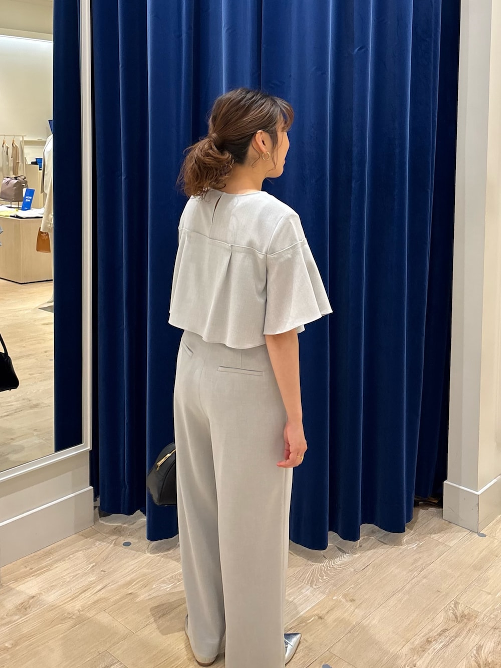 「セットアップ、キレイめ、ブラウス、ブラウスコーデ、パンツスタイル、ワイドパンツ、きちんとスタイル、大人コーデ、大人女子、ママコーデ、オケージョン、オフィスカジュアル、シンプルコーデ、フリル」｜「NOLLEY’Sの《セットアップ対応》麻調フレアスリーブブラウス（シャツ/ブラウス、グレー系）」を使った、nol  komatsubaraさん（レディース・159cm）の春コーディネートの7枚目の写真