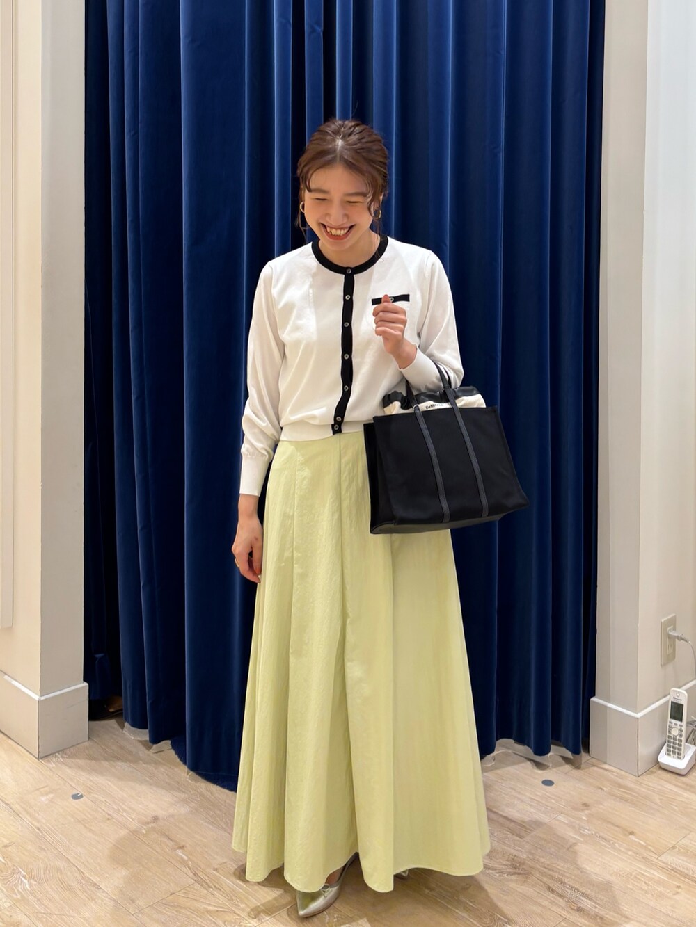 「カーディガン、カーディガンコーデ、スカート、スカートスタイル、ロングスカート、シンプルコーデ、キレイめ、大人コーデ、お出かけコーデ、休日スタイル、春夏コーデ、オトナ女子」｜「NOLLEY’S Sophiの高機能 タスランフレアロングスカート（スカート、グリーン系）」を使った、nol  komatsubaraさん（レディース・159cm）の夏コーディネートの3枚目の写真