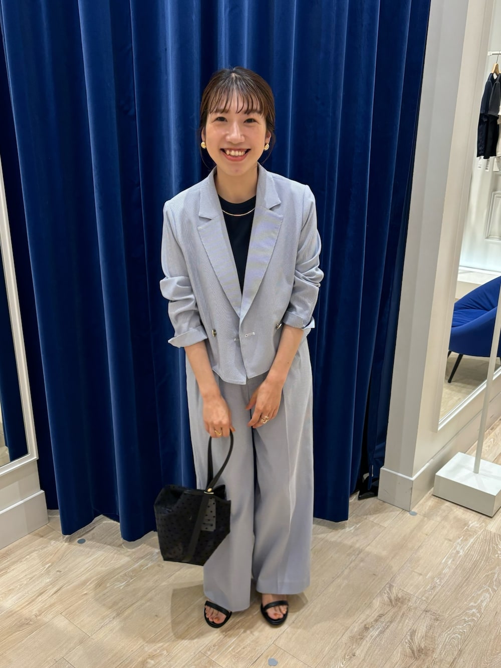 ブルー系のTシャツ/カットソー、ブルー系のテーラードジャケット、ブルー系のその他パンツを着用したレディースの春コーディネートの5枚目の写真