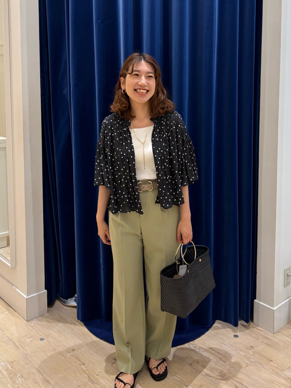 「羽織り、ブラウス、ブラウスコーデ、ドット、パンツスタイル、ワイドパンツ、シンプルコーデ、オトナ女子、大人カジュアル、大人コーデ、オンオフ兼用、夏コーデ、きれいめカジュアル、お出かけコーデ、休日スタイル」|「NOLLEY’Sの【PR林☆別注カラーあり】ウォッシャブルツイルストレッチ愛されワイドパンツ(その他パンツ、グリーン系)」を使った、nol komatsubaraさん(レディース・159cm)の夏コーディネートの3枚目の写真
