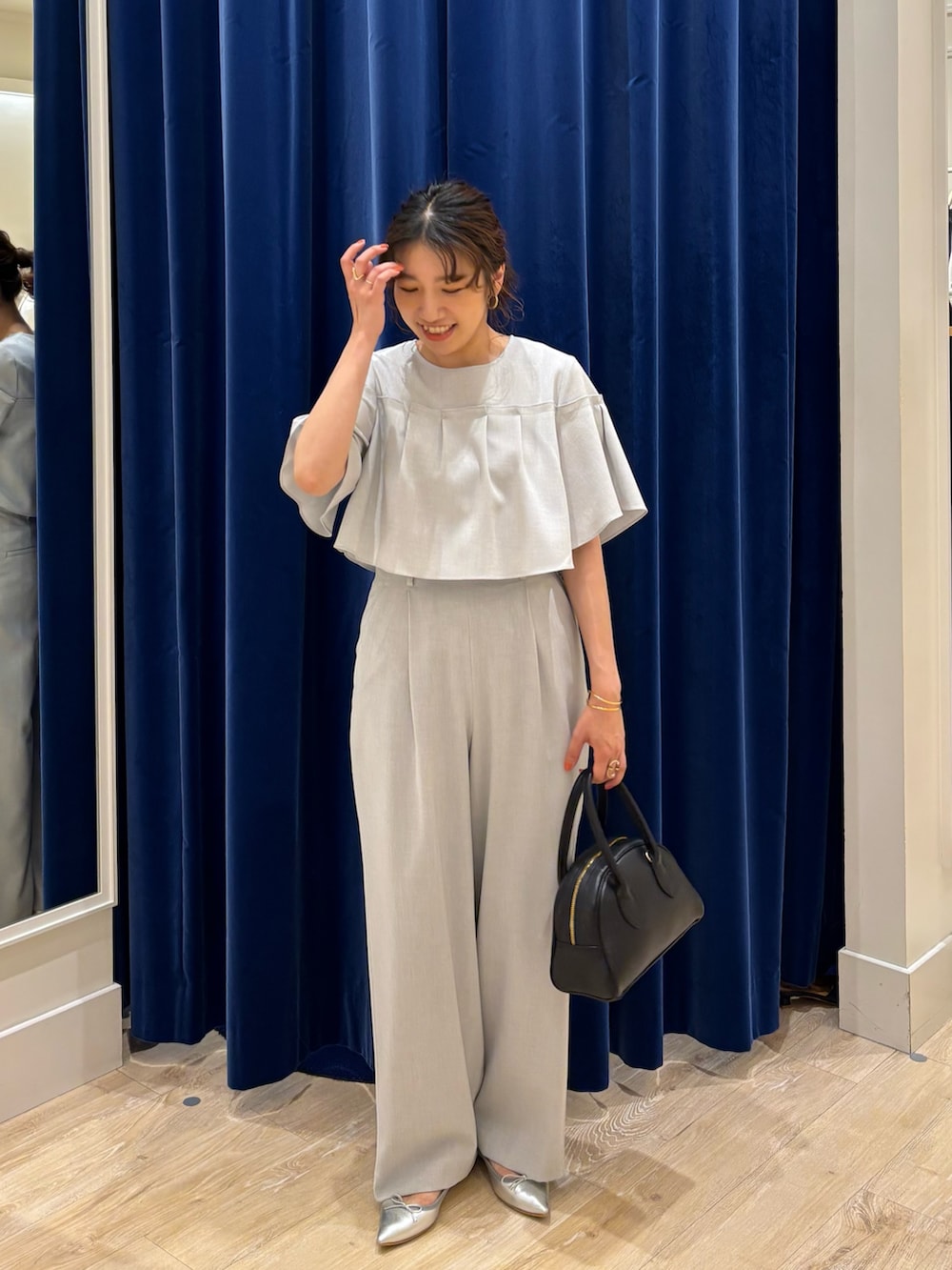 「セットアップ、キレイめ、ブラウス、ブラウスコーデ、パンツスタイル、ワイドパンツ、きちんとスタイル、大人コーデ、大人女子、ママコーデ、オケージョン、オフィスカジュアル、シンプルコーデ、フリル」｜「NOLLEY’Sの《セットアップ対応》麻調フレアスリーブブラウス（シャツ/ブラウス、グレー系）」を使った、nol  komatsubaraさん（レディース・159cm）の春コーディネートの4枚目の写真