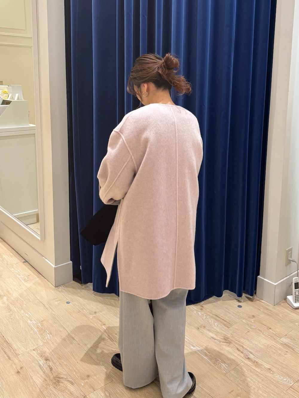 グレー系のノーカラーコート、グレー系のニット/セーター、グレー系のその他パンツを着用したレディースの秋コーディネートの5枚目の写真