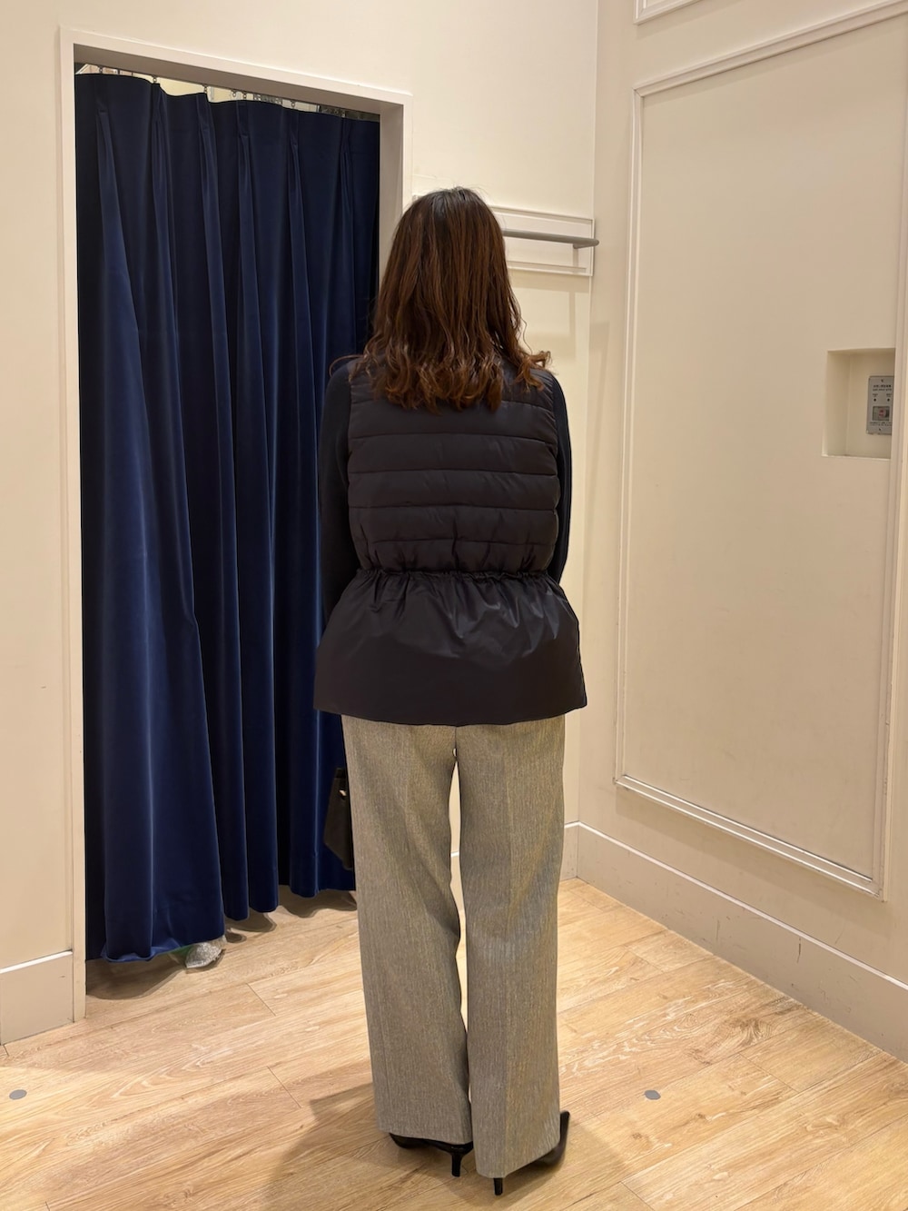 グレー系のその他パンツ、ブラック系のショルダーバッグ、ホワイト系のニット/セーターを着用したレディースの秋コーディネートの6枚目の写真