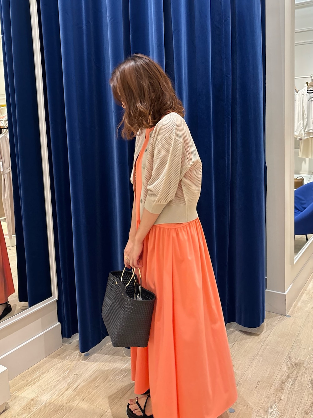 「ワンピース、ワンピーススタイル、カーディガン、メッシュ、カラーワンピース、シンプルコーデ、休日スタイル、お出かけコーデ、大人カジュアル、大人女子、大人かわいい、きれいめカジュアル、ラクチンコーデ、夏コーデ」｜「NOLLEY’Sの撥水ストレッチタフタギャザーワンピース（ワンピース、オレンジ系）」を使った、nol  komatsubaraさん（レディース・159cm）の夏コーディネートの4枚目の写真