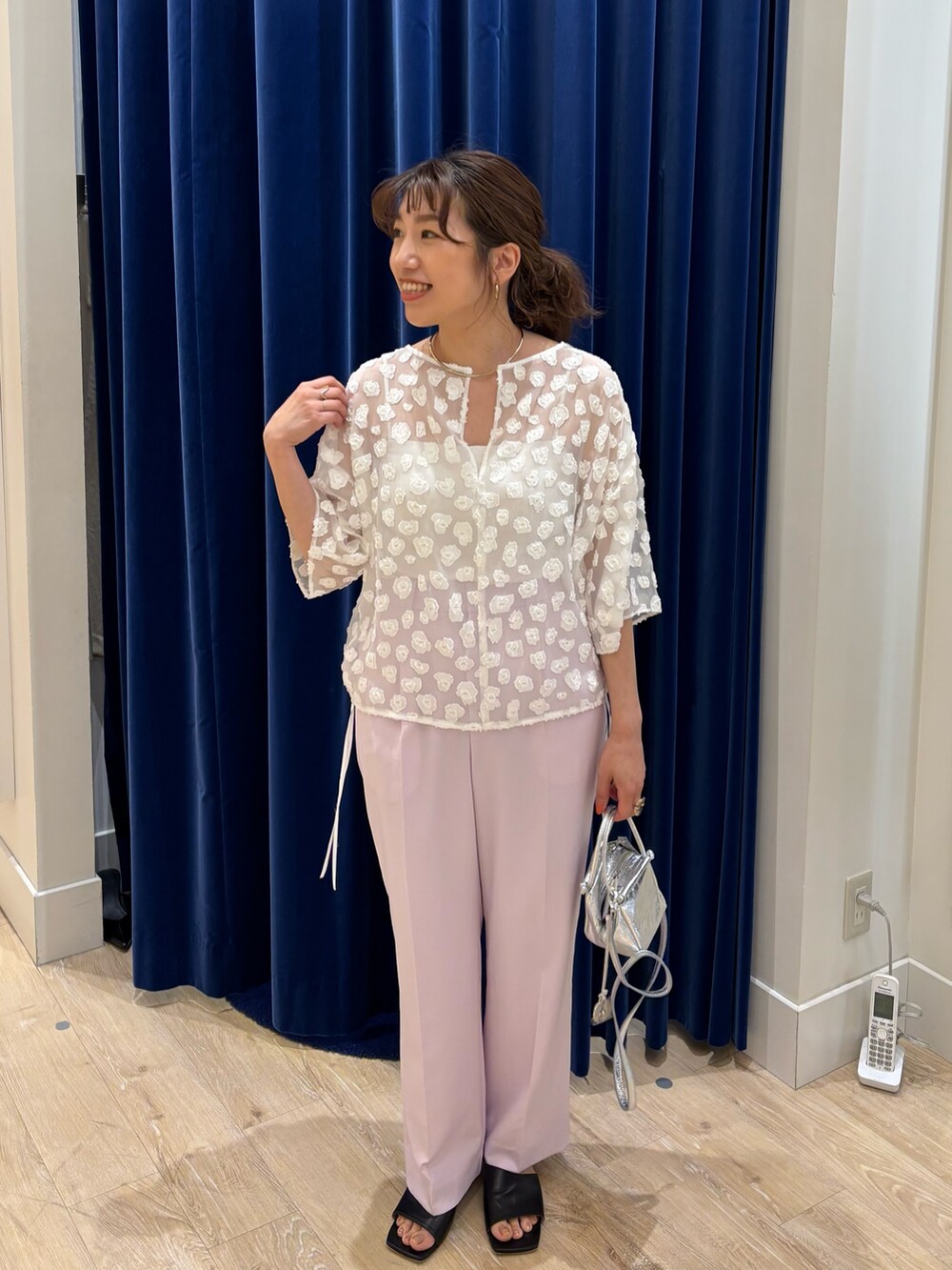 「ブラウス、ブラウスコーデ、パンツスタイル、ワイドパンツ、ジャガード、カラーパンツ、シンプルコーデ、お出かけコーデ、オトナカワイイ、２ＷＡＹ、春夏コーデ、大人女子」｜「NOLLEY’SのKIRYU花柄ジャガードTブラウス（シャツ/ブラウス、ホワイト系）」を使った、nol  komatsubaraさん（レディース・159cm）の春コーディネートの3枚目の写真