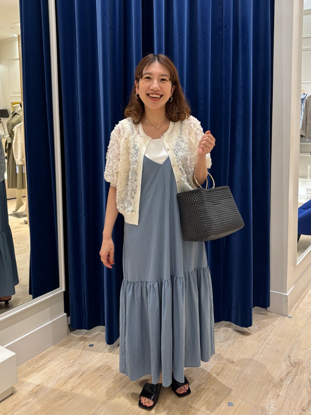 「ワンピース、ワンピーススタイル、キャミワンピ、カーディガン、シフォン、シンプルコーデ、オトナカジュアル、オトナ女子、大人コーデ、お出かけコーデ、休日スタイル、夏コーデ」|「NOLLEY’Sの2WAYキャミワンピース(ワンピース、ブルー系)」を使った、nol komatsubaraさん(レディース・159cm)の夏コーディネートの3枚目の写真