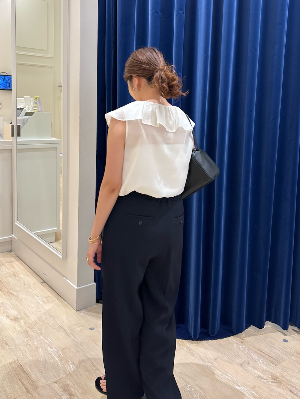 「ブラウス、フリルトップス、パンツスタイル、ワイドパンツ、シンプルコーデ、夏コーデ、きれいめカジュアル、キレイめ、オトナ女子、オトナカワイイ、お出かけコーデ、オンオフ兼用」｜「NOLLEY’S Sophiのシアーラッフルノースリーブブラウス（シャツ/ブラウス、ホワイト系）」を使った、nol  komatsubaraさん（レディース・159cm）の夏コーディネートの5枚目の写真