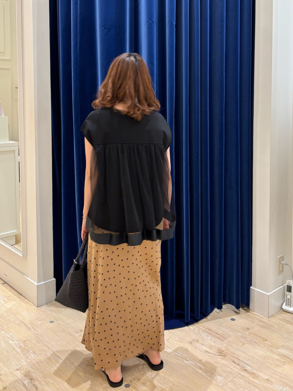 「カットソー、チュール、スカート、スカートスタイル、ナロースカート、ドット、シンプルコーデ、大人カジュアル、大人女子、大人かわいい、お出かけコーデ、サンダル、夏コーデ、晩夏、休日スタイル」|「NOLLEY’Sの後ろチュール切り替えフレンチスリーブカットソー(Tシャツ/カットソー、ブラック系)」を使った、nol komatsubaraさん(レディース・159cm)の夏コーディネートの6枚目の写真