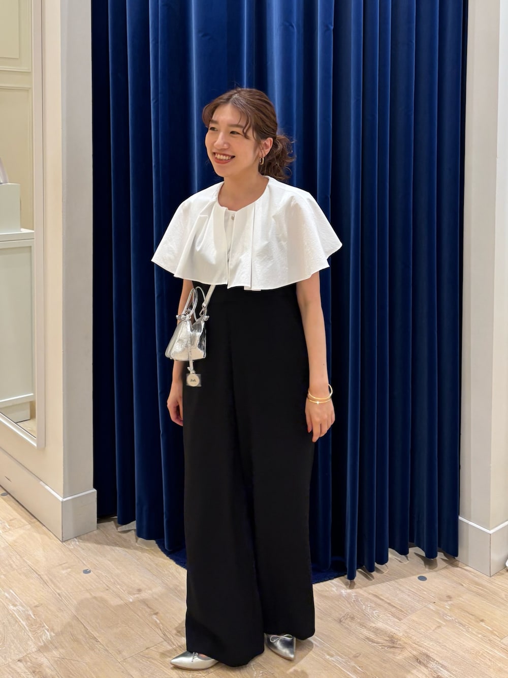 「オールインワン、フリルトップス、シンプルコーデ、オトナカジュアル、オトナ女子、大人かわいい、お出かけコーデ、モノトーン、楽チンコーデ、シルバーバッグ、春夏コーデ、甘めカジュアル」｜「Rie Millerの《セットアップ対応》【PR林☆別注アイテム】ウォッシャブルエアーシャークオールインワン（つなぎ/オールインワン、ブラック系）」を使った、nol  komatsubaraさん（レディース・159cm）の夏コーディネートの4枚目の写真