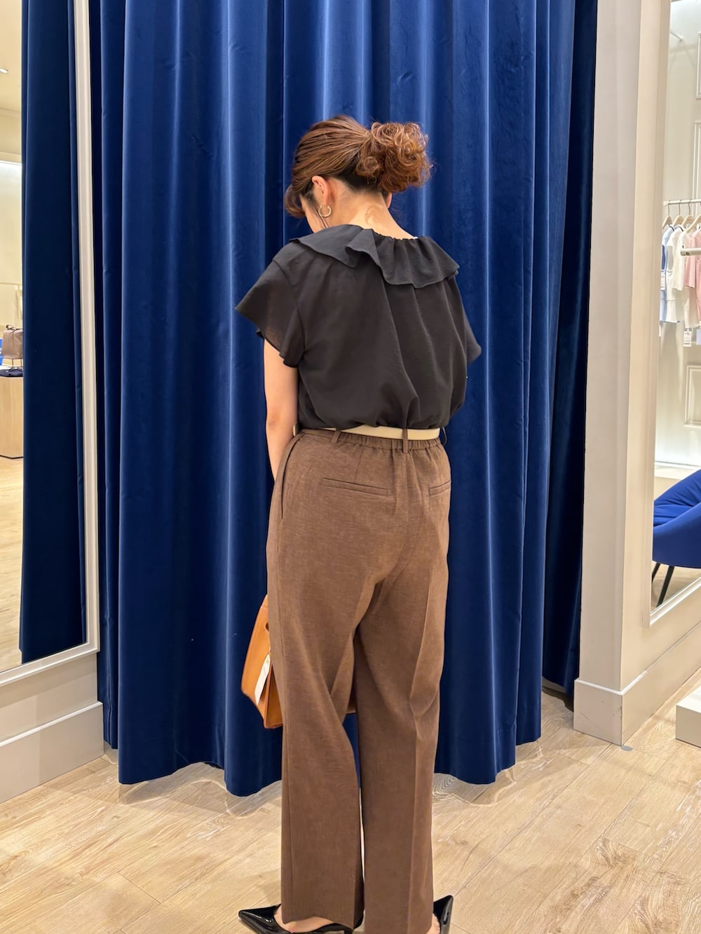 「ブラウス、ブラウスコーデ、パンツスタイル、ワイドパンツ、フリル、フリルブラウス、ブラウン、キレイめ、オフィスカジュアル、オフィススタイル、オンオフ兼用、シンプルコーデ、大人女子、大人かわいい」｜「NOLLEY’Sの《セットアップ対応》ウォッシャブルドライトロピカルセミワイド美脚パンツ（その他パンツ、ブラウン系）」を使った、nol  komatsubaraさん（レディース・159cm）の春コーディネートの5枚目の写真