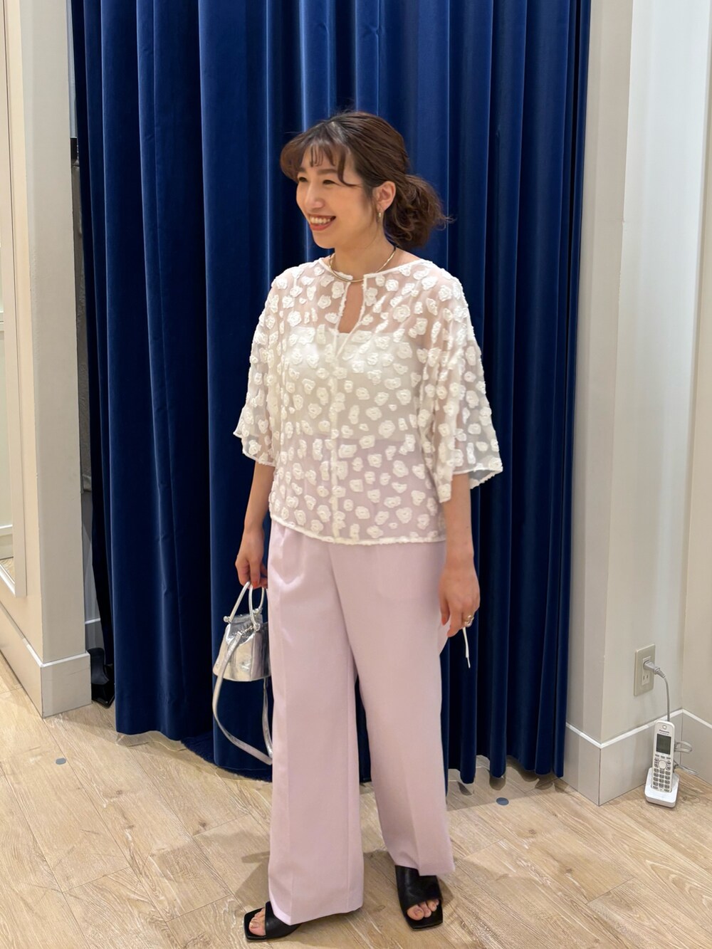 「ブラウス、ブラウスコーデ、パンツスタイル、ワイドパンツ、ジャガード、カラーパンツ、シンプルコーデ、お出かけコーデ、オトナカワイイ、２ＷＡＹ、春夏コーデ、大人女子」｜「NOLLEY’SのKIRYU花柄ジャガードTブラウス（シャツ/ブラウス、ホワイト系）」を使った、nol  komatsubaraさん（レディース・159cm）の春コーディネートの2枚目の写真