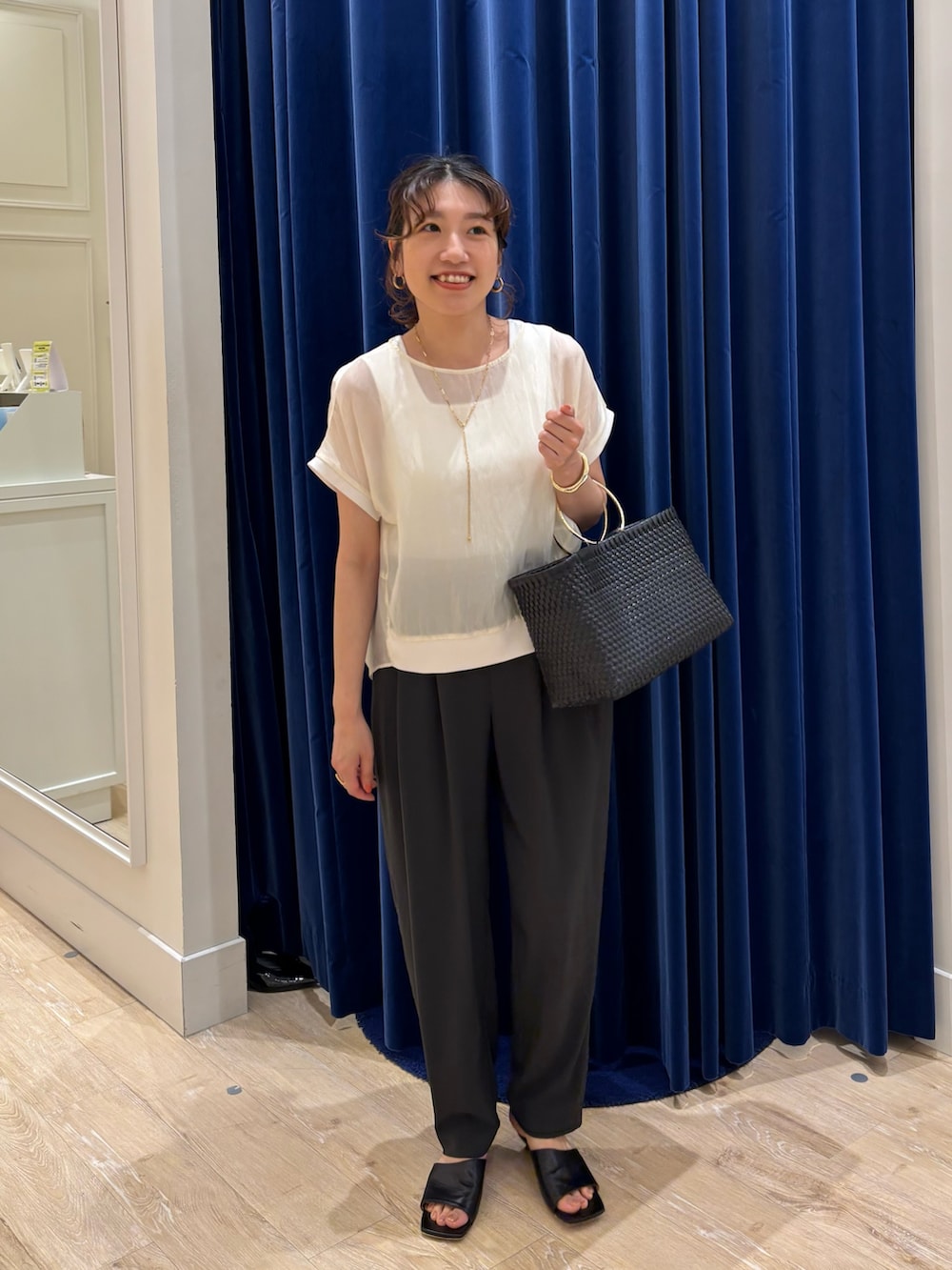 「ブラウス、シアートップス、パンツスタイル、パンツ、バレルパンツ、きれいめカジュアル、大人コーデ、大人カジュアル、大人女子、シンプルコーデ、ラクチンコーデ、お出かけコーデ」｜「NOLLEY’Sの【松葉☆別注アイテム】《セットアップ対応》エアリージョーゼットイージーバレルパンツ（その他パンツ、グレー系）」を使った、nol  komatsubaraさん（レディース・159cm）の春コーディネートの3枚目の写真