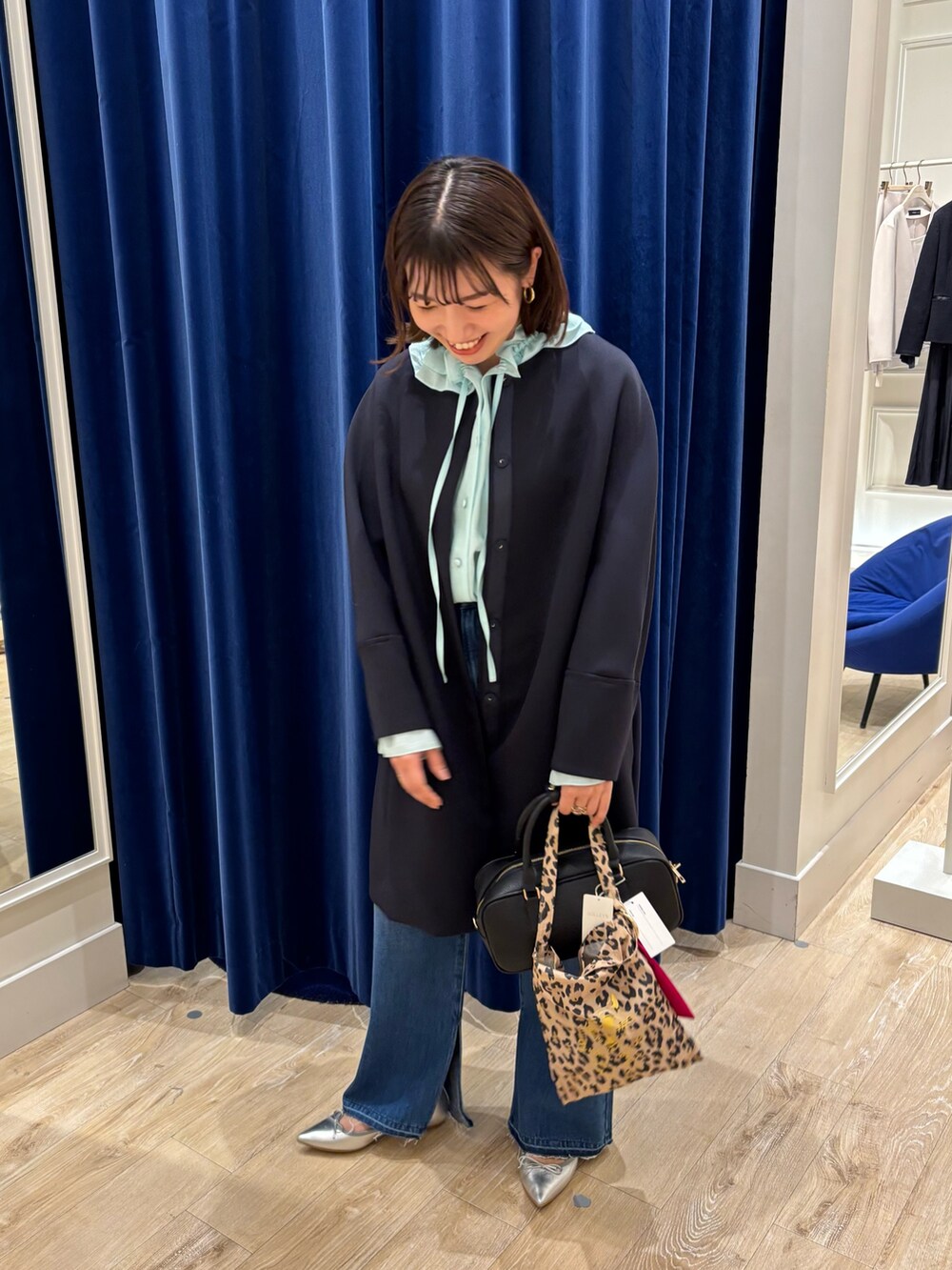 「春コーデ、春アウター、ブラウス、ブラウス×デニム、デニム、きれいめカジュアル、キレイめ、休日スタイル、お出かけコーデ、シンプルコーデ、大人女子、大人可愛い、フリル、春色」|「NOLLEY’Sのウォッシャブル軽量トリプルクロスサテン切替クルーネックコート(ダッフルコート、ブルー系)」を使った、nol komatsubaraさん(レディース・159cm)の冬コーディネートの3枚目の写真