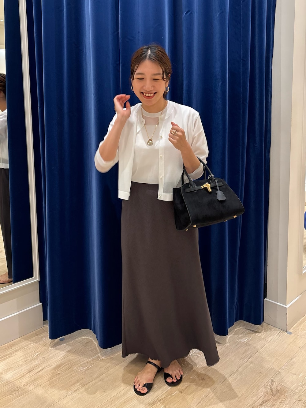 「ニット、アンサンブル、ラメ、シアー、スカートスタイル、スカート、シンプルコーデ、キレイめ、大人コーデ、オトナ女子、お出かけコーデ、休日スタイル、オンオフ兼用」|「NOLLEY’Sのウォッシャブル綿麻スラブナロースカート(スカート、グレー系)」を使った、nol komatsubaraさん(レディース・159cm)の夏コーディネートの4枚目の写真