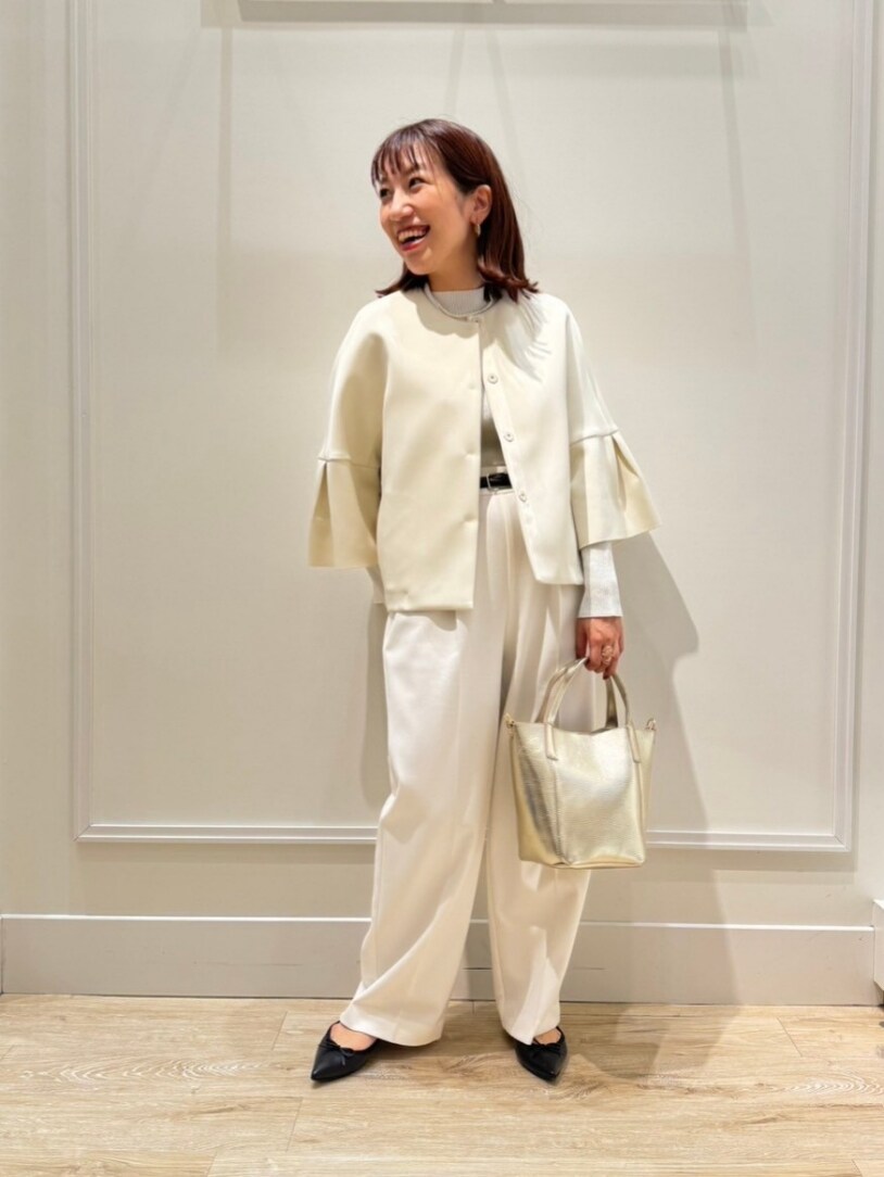 「ワントーンコーデ、ホワイトコーデ、キレイめ、きちんとスタイル、シンプルスタイル、ワイドパンツ、ラメ、リブニット、オケージョン、大人女子、お出かけコーデ、休日コーデ、白パンツ、モノトーン、華やかコーデ」｜「NOLLEY’Sのダブルクロス異素材ペプラムブルゾン（ブルゾン、ホワイト系）」を使った、nol  komatsubaraさん（レディース・159cm）の冬コーディネートの4枚目の写真