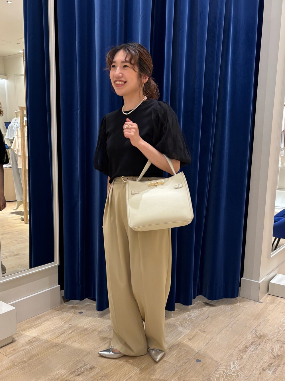 「ワイドパンツ、パンツスタイル、ニット、サマーニット、パフスリーブ、袖チュール、シンプルコーデ、きれいめカジュアル、キレイめ、大人女子、大人かわいい、お出かけコーデ、オンオフ兼用」｜「NOLLEY’S Sophiの《手洗い可能》袖チュールプルオーバーニット（ニット/セーター、ブラック系）」を使った、nol  komatsubaraさん（レディース・159cm）の春コーディネートの3枚目の写真
