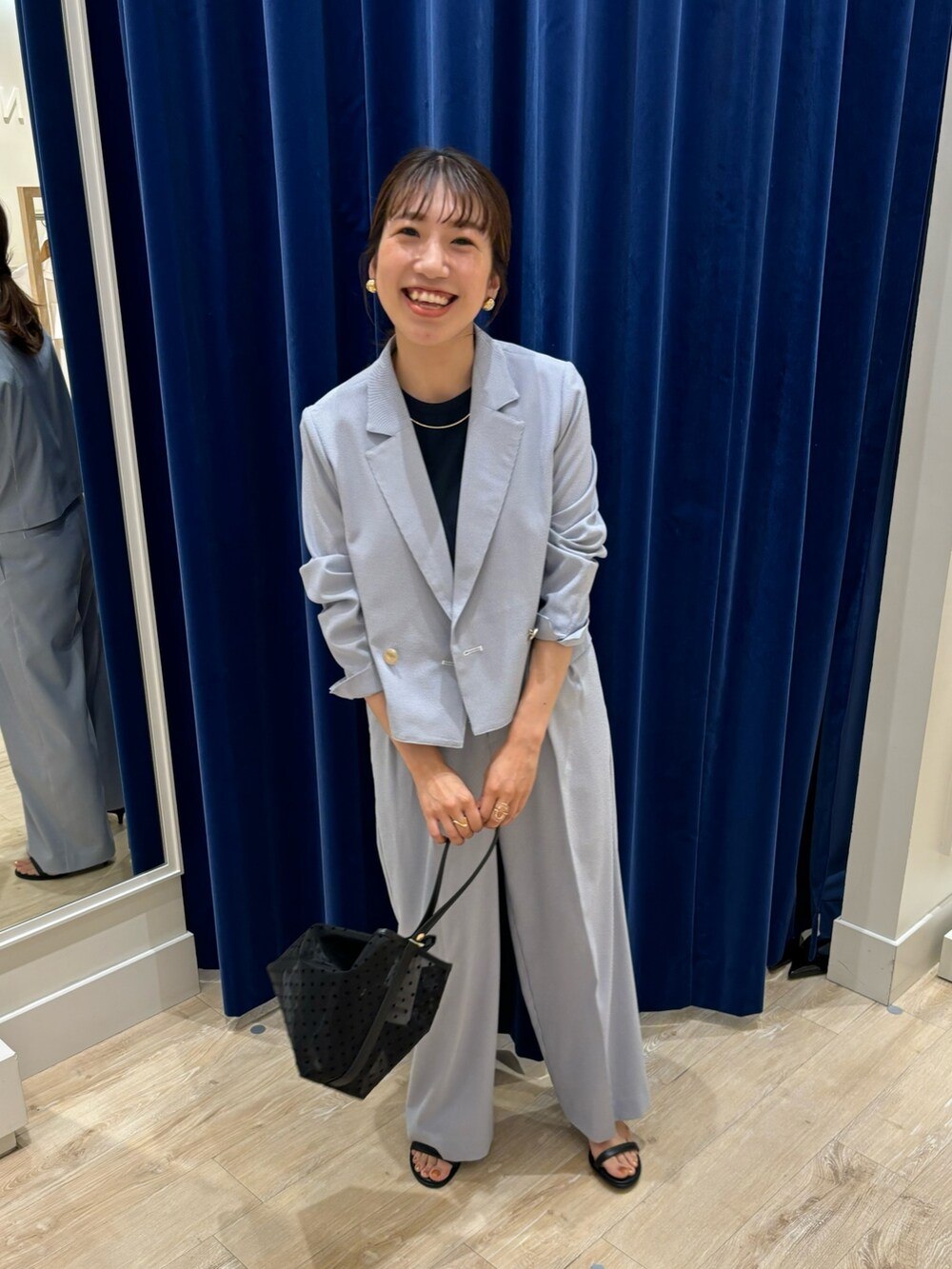 ブルー系のTシャツ/カットソー、ブルー系のテーラードジャケット、ブルー系のその他パンツを着用したレディースの春コーディネートの8枚目の写真