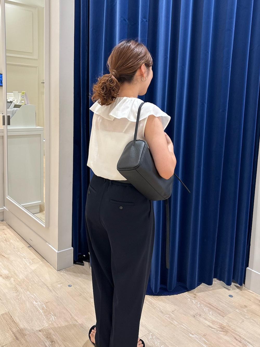 「ブラウス、フリルトップス、パンツスタイル、ワイドパンツ、シンプルコーデ、夏コーデ、きれいめカジュアル、キレイめ、オトナ女子、オトナカワイイ、お出かけコーデ、オンオフ兼用」｜「NOLLEY’S Sophiのシアーラッフルノースリーブブラウス（シャツ/ブラウス、ホワイト系）」を使った、nol  komatsubaraさん（レディース・159cm）の夏コーディネートの7枚目の写真