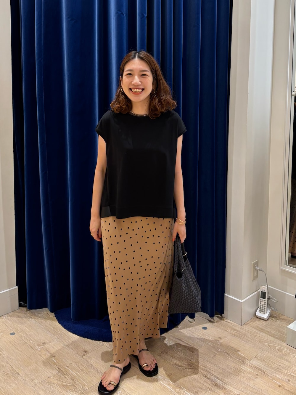 「カットソー、チュール、スカート、スカートスタイル、ナロースカート、ドット、シンプルコーデ、大人カジュアル、大人女子、大人かわいい、お出かけコーデ、サンダル、夏コーデ、晩夏、休日スタイル」|「NOLLEY’Sの後ろチュール切り替えフレンチスリーブカットソー(Tシャツ/カットソー、ブラック系)」を使った、nol komatsubaraさん(レディース・159cm)の夏コーディネートの4枚目の写真