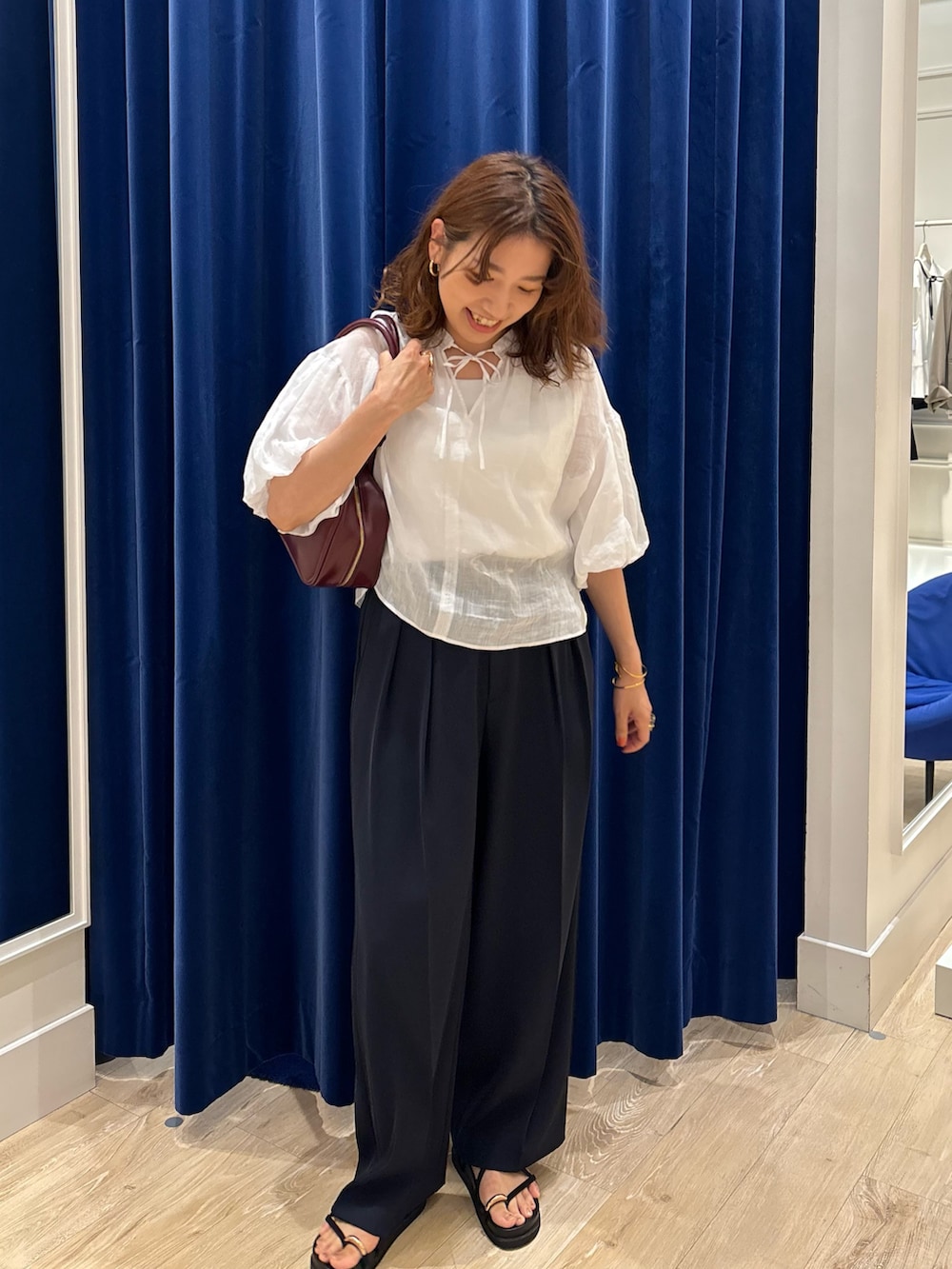 「夏コーデ、シンプルスタイル、大人女子、パンツコーデ、オトナカジュアル、ブラウス、ラミー、ワイドパンツ、オトナ女子、オンオフ兼用、シアーシャツ、お出かけコーデ、きれいめカジュアル」|「NOLLEY’Sの《手洗い可能》サテン×ベア天2WAYタンクトップ(タンクトップ、ホワイト系)」を使った、nol komatsubaraさん(レディース・159cm)の夏コーディネートの2枚目の写真