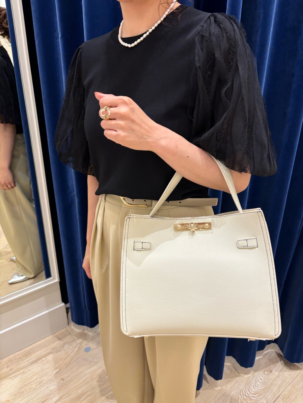 「ワイドパンツ、パンツスタイル、ニット、サマーニット、パフスリーブ、袖チュール、シンプルコーデ、きれいめカジュアル、キレイめ、大人女子、大人かわいい、お出かけコーデ、オンオフ兼用」｜「NOLLEY’S Sophiの《手洗い可能》袖チュールプルオーバーニット（ニット/セーター、ブラック系）」を使った、nol  komatsubaraさん（レディース・159cm）の春コーディネートの7枚目の写真