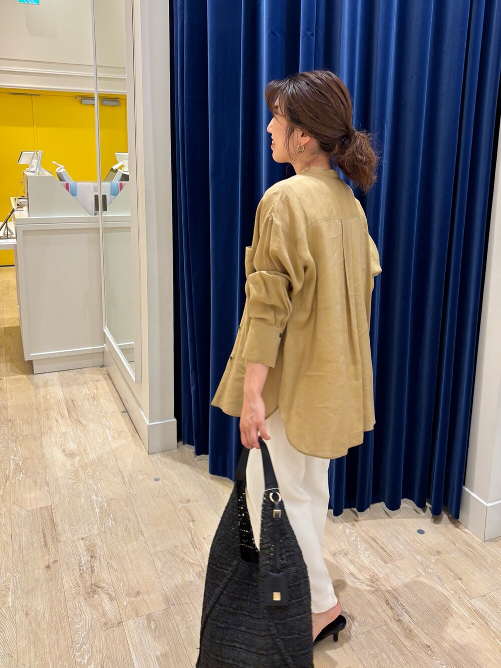 「シャツ、シャツスタイル、パンツスタイル、テーパードパンツ、シンプルコーデ、羽織り、ラミー、白パンツ、大人カジュアル、大人コーデ、大人女子、きれいめカジュアル、お出かけコーデ、休日スタイル、オンオフ兼用」|「NOLLEY’Sのウォッシャブル防しわスパンツイルツータックテーパードパンツ(その他パンツ、ホワイト系)」を使った、nol komatsubaraさん(レディース・159cm)の春コーディネートの6枚目の写真