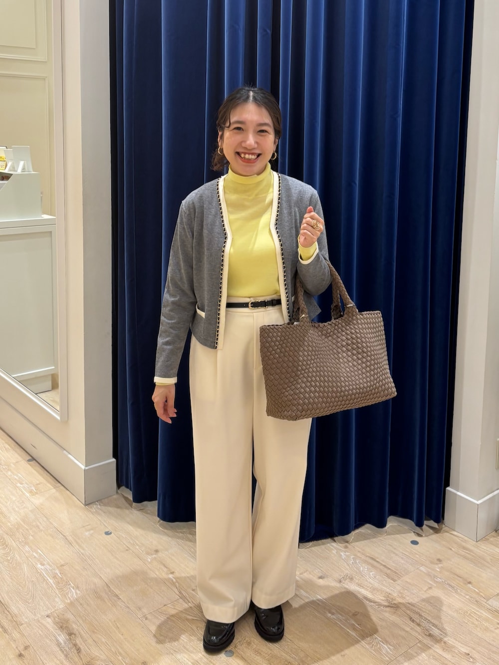 ホワイト系のその他パンツ、グレー系のカーディガン/ボレロ、イエロー系のニット/セーターを着用したレディースの秋コーディネートの2枚目の写真