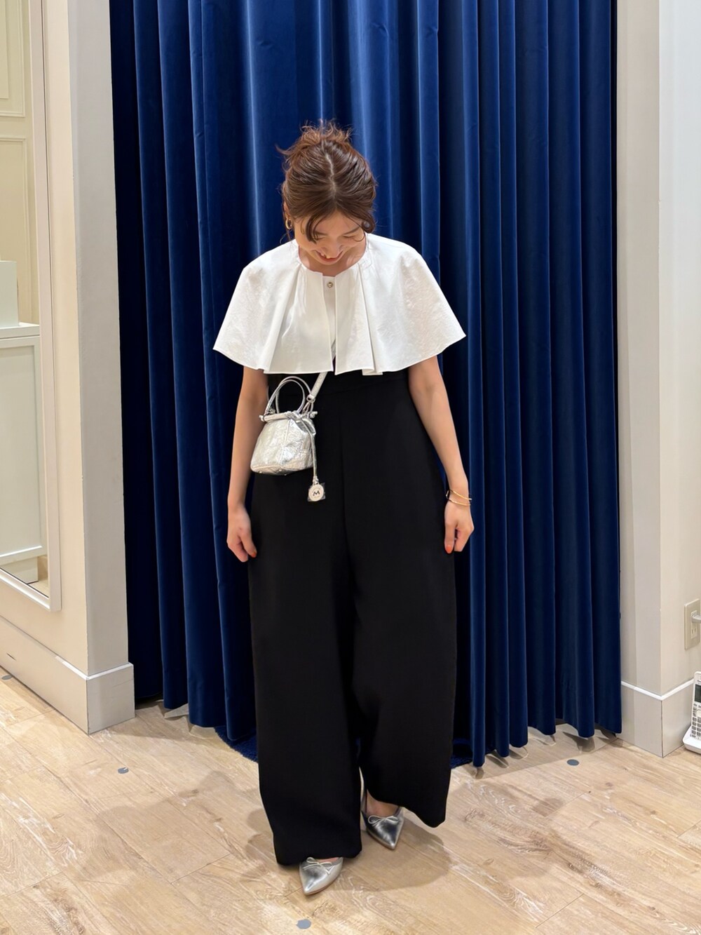「オールインワン、フリルトップス、シンプルコーデ、オトナカジュアル、オトナ女子、大人かわいい、お出かけコーデ、モノトーン、楽チンコーデ、シルバーバッグ、春夏コーデ、甘めカジュアル」｜「Rie Millerの《セットアップ対応》【PR林☆別注アイテム】ウォッシャブルエアーシャークオールインワン（つなぎ/オールインワン、ブラック系）」を使った、nol  komatsubaraさん（レディース・159cm）の夏コーディネートの3枚目の写真