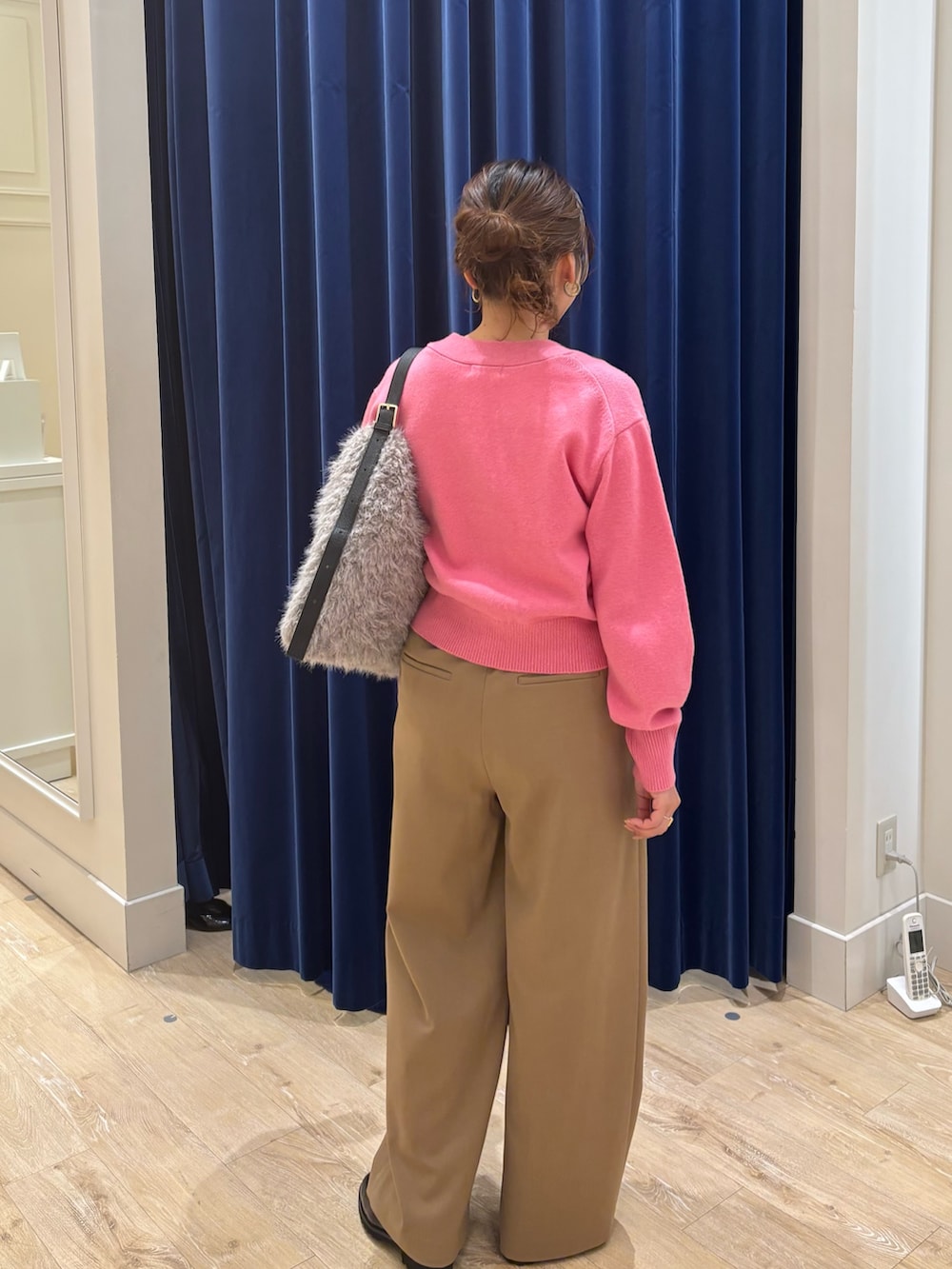 イエロー系のその他パンツ、ピンク系のカーディガン/ボレロ、ベージュ系のショルダーバッグを着用したレディースの秋コーディネートの6枚目の写真