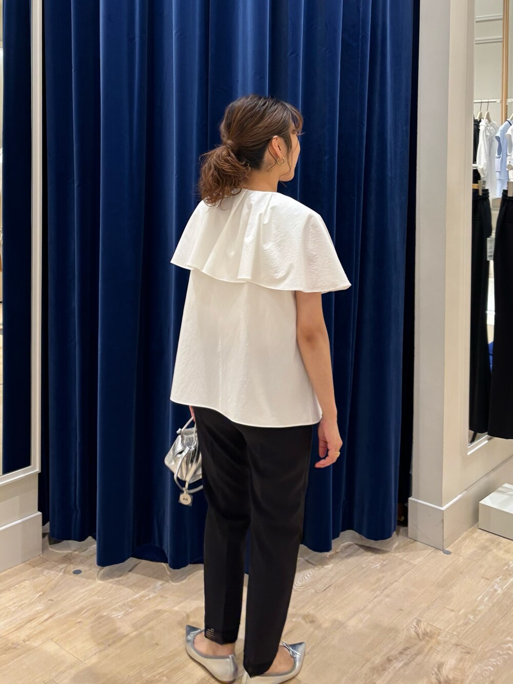 「ブラウス、ブラウスコーデ、パンツ、パンツスタイル、キレイめ、シンプルコーデ、大人コーデ、大人女子、大人かわいい、フリル、モノトーン、オンオフ兼用、お出かけコーデ」｜「marco masiの【MARCO MASI/ マルコマージ】キューブミニバッグ（ショルダーバッグ、シルバー系）」を使った、nol  komatsubaraさん（レディース・159cm）の春コーディネートの5枚目の写真