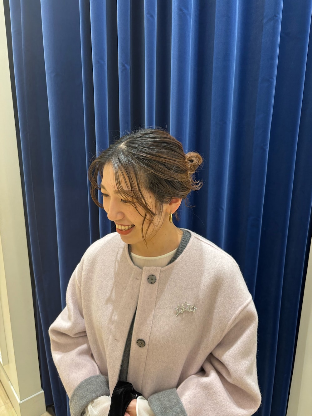 グレー系のノーカラーコート、グレー系のニット/セーター、グレー系のその他パンツを着用したレディースの秋コーディネートの8枚目の写真