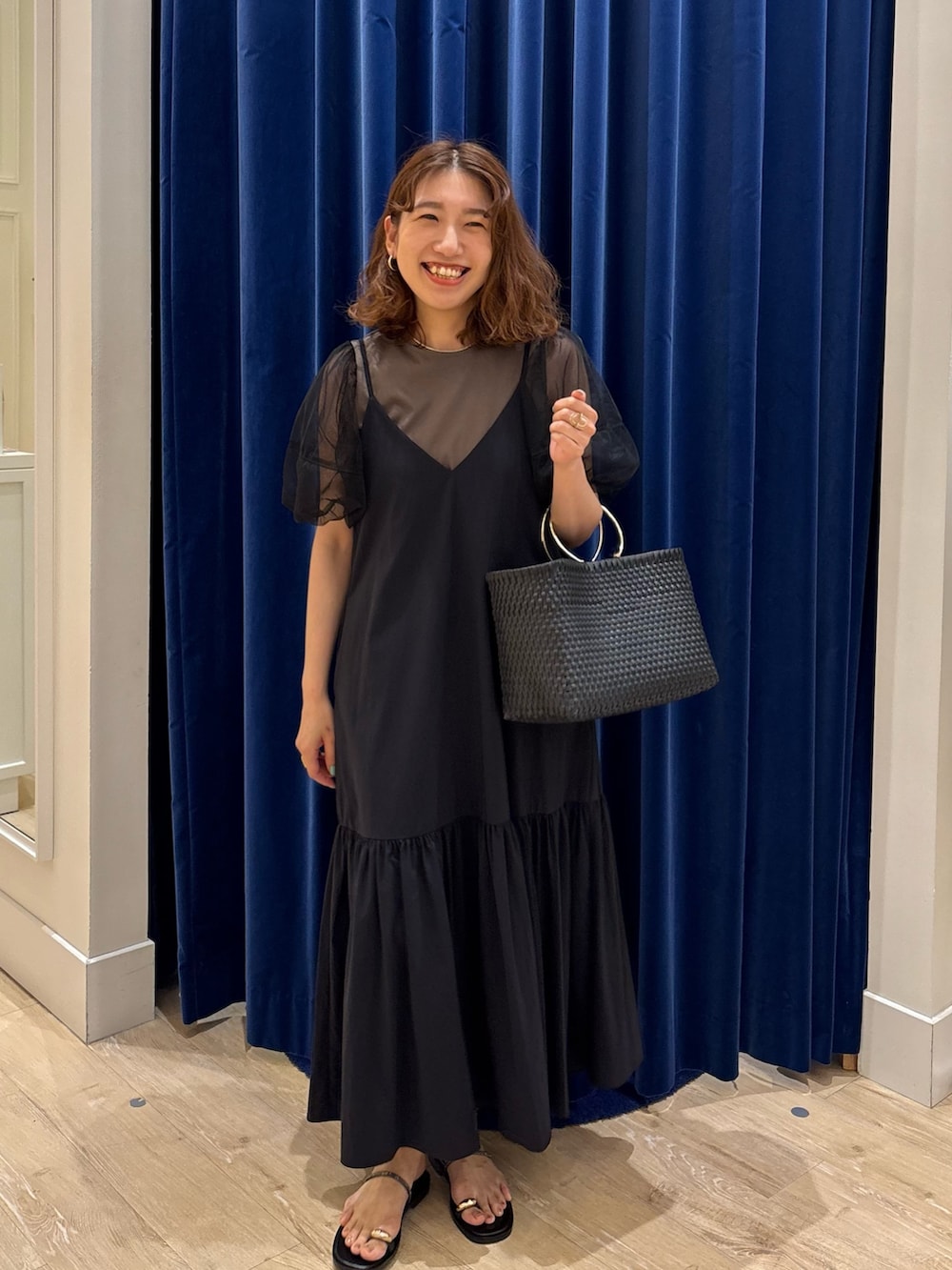 「夏コーデ、ワンピース、オトナカジュアル、大人コーデ、楽チンコーデ、大人可愛い、シンプルスタイル、ワンピースコーデ、キャミワンピ、パフスリーブ、お出かけコーデ、オトナ女子、大人かわいい、サンダル、きれいめカジュアル」|「NOLLEY’Sの2WAYキャミワンピース(ワンピース、ブラック系)」を使った、nol komatsubaraさん(レディース・159cm)の夏コーディネートの4枚目の写真