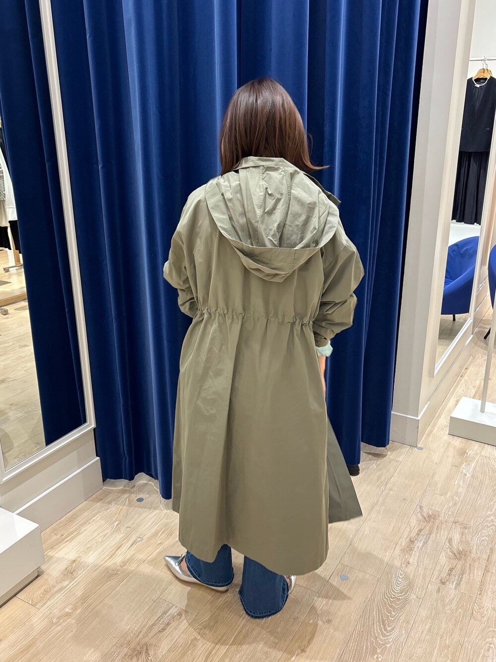 「春、春アウター、アウター、フードコート、ブラウス、ブラウス×デニム、デニム、シンプルコーデ、休日スタイル、お出かけコーデ、きれいめカジュアル、大人女子、大人可愛い」｜「Rie Millerの【RM denim】スリットフレアハイウエストデニム（デニムパンツ、ブルー系）」を使った、nol  komatsubaraさん（レディース・159cm）の冬コーディネートの6枚目の写真