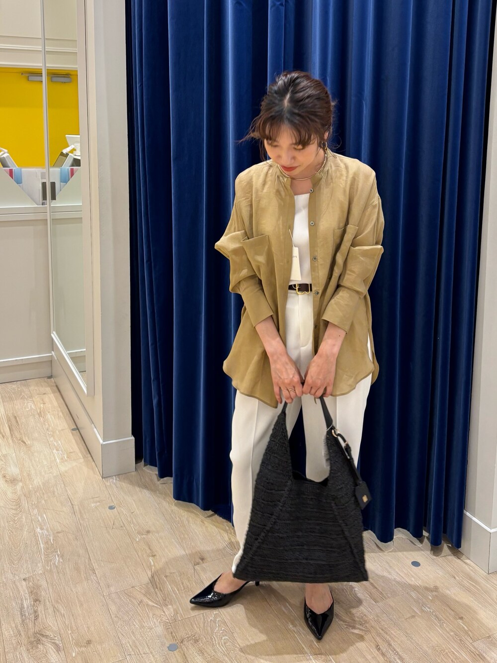 「シャツ、シャツスタイル、パンツスタイル、テーパードパンツ、シンプルコーデ、羽織り、ラミー、白パンツ、大人カジュアル、大人コーデ、大人女子、きれいめカジュアル、お出かけコーデ、休日スタイル、オンオフ兼用」|「NOLLEY’Sのウォッシャブル防しわスパンツイルツータックテーパードパンツ(その他パンツ、ホワイト系)」を使った、nol komatsubaraさん(レディース・159cm)の春コーディネートの3枚目の写真