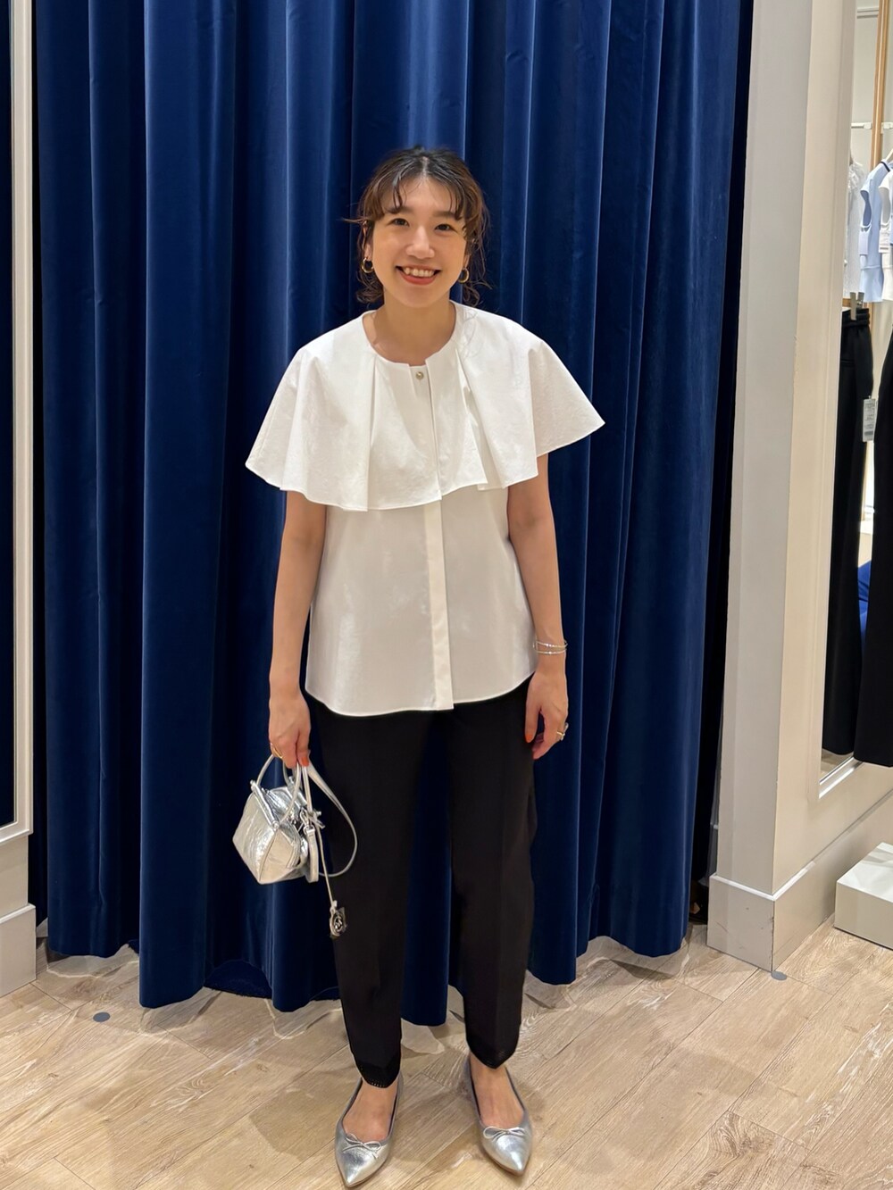 「ブラウス、ブラウスコーデ、パンツ、パンツスタイル、キレイめ、シンプルコーデ、大人コーデ、大人女子、大人かわいい、フリル、モノトーン、オンオフ兼用、お出かけコーデ」｜「marco masiの【MARCO MASI/ マルコマージ】キューブミニバッグ（ショルダーバッグ、シルバー系）」を使った、nol  komatsubaraさん（レディース・159cm）の春コーディネートの2枚目の写真