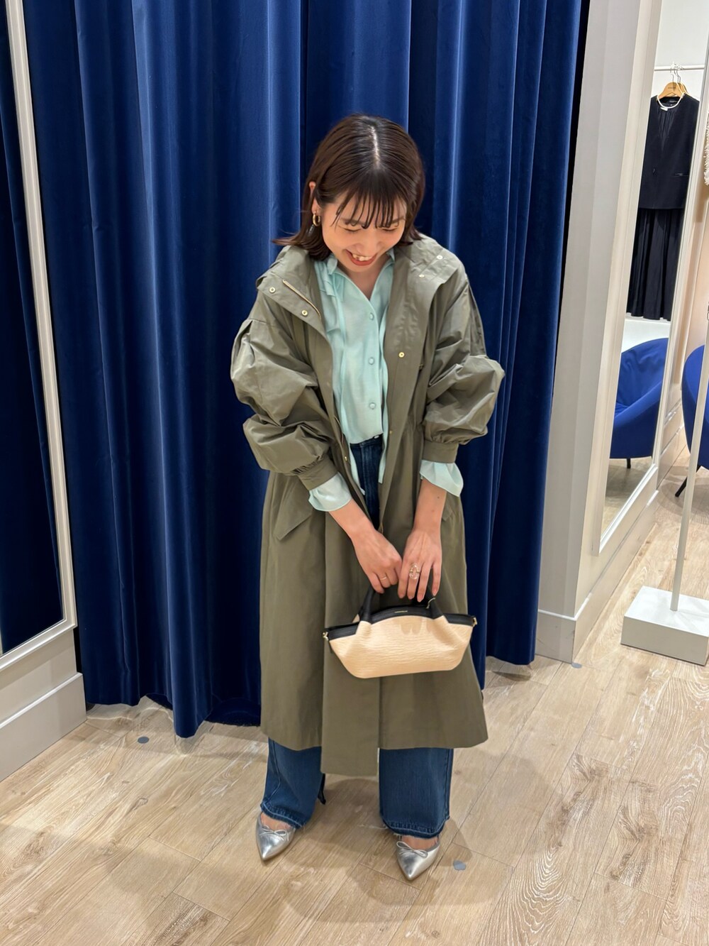 「春、春アウター、アウター、フードコート、ブラウス、ブラウス×デニム、デニム、シンプルコーデ、休日スタイル、お出かけコーデ、きれいめカジュアル、大人女子、大人可愛い」｜「Rie Millerの【RM denim】スリットフレアハイウエストデニム（デニムパンツ、ブルー系）」を使った、nol  komatsubaraさん（レディース・159cm）の冬コーディネートの2枚目の写真