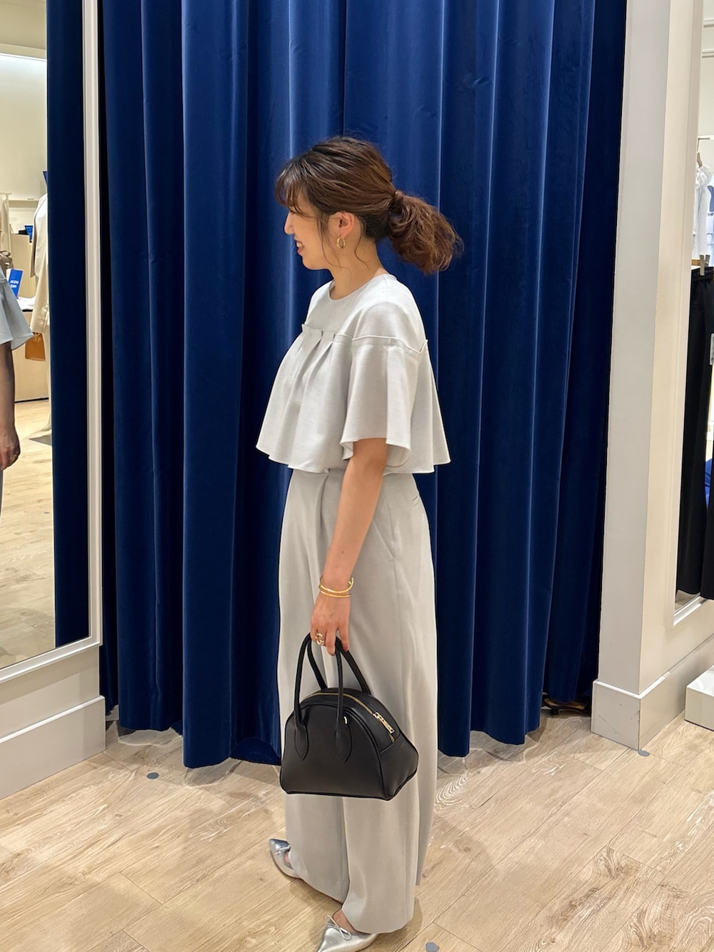 「セットアップ、キレイめ、ブラウス、ブラウスコーデ、パンツスタイル、ワイドパンツ、きちんとスタイル、大人コーデ、大人女子、ママコーデ、オケージョン、オフィスカジュアル、シンプルコーデ、フリル」｜「NOLLEY’Sの《セットアップ対応》麻調フレアスリーブブラウス（シャツ/ブラウス、グレー系）」を使った、nol  komatsubaraさん（レディース・159cm）の春コーディネートの3枚目の写真
