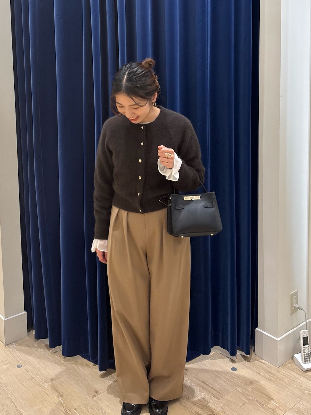 ブラウン系のカーディガン/ボレロ、イエロー系のその他パンツ、ホワイト系のシャツ/ブラウスを着用したレディースの秋コーディネートの4枚目の写真