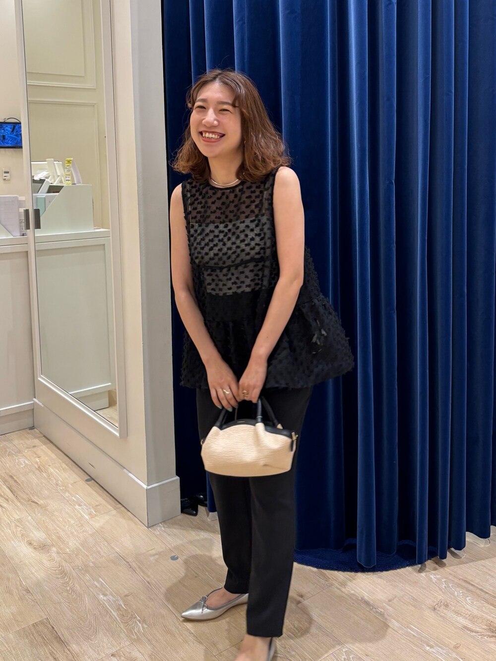 「ブラウス、ブラウス×パンツ、ノースリーブ、テーパードパンツ、パンツスタイル、オールブラック、ワントーンコーデ、シンプルコーデ、シアートップス、キレイめ、オトナ女子、大人かわいい、お出かけコーデ、夏コーデ」｜「NOLLEY’S Sophiの【PR阿部☆別注】ドットポンポン2WAYノースリーブブラウス（シャツ/ブラウス、ブラック系）」を使った、nol  komatsubaraさん（レディース・159cm）の夏コーディネートの3枚目の写真