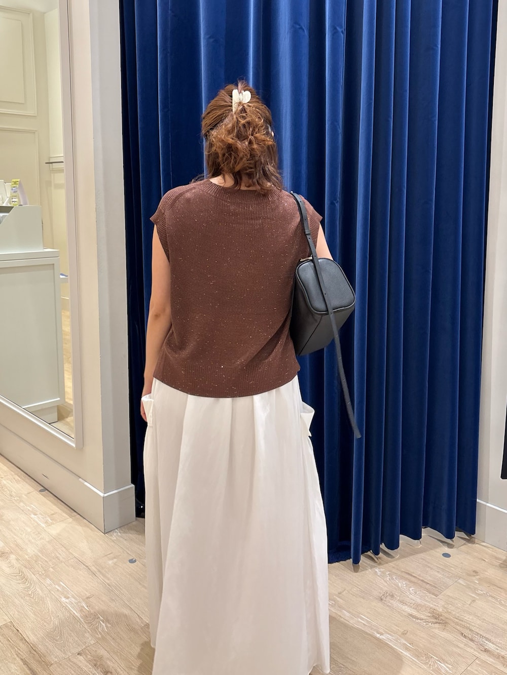 「スカート、スカートスタイル、ニット、ニットベスト、シンプルコーデ、お出かけコーデ、大人カジュアル、大人コーデ、大人女子、きれいめカジュアル、白スカート」｜「NOLLEY’Sの《セットアップ対応》リンクルタイプライターポケ付きスカート（スカート、ホワイト系）」を使った、nol  komatsubaraさん（レディース・159cm）の夏コーディネートの6枚目の写真
