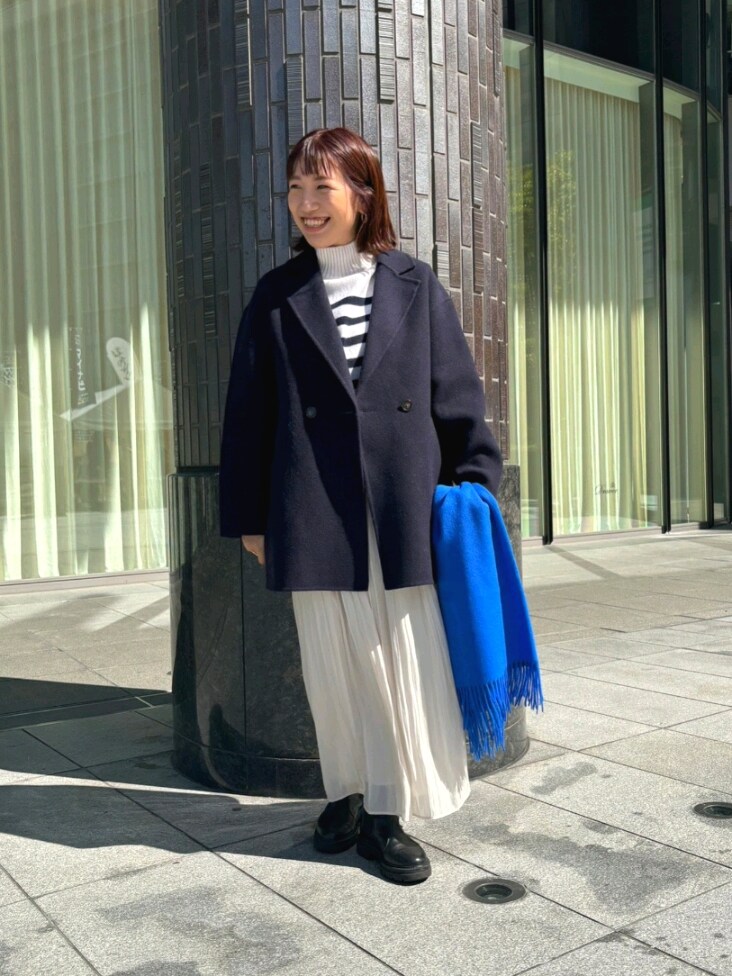 「シンプルコーデ、お出かけコーデ、ラクチンコーデ、大人女子、ロングスカート、スカート、ニット、ボーダー、ハイネック、ストール、きれいめカジュアル、甘めカジュアルコーデ、アウター、チェスターコート、ミドル丈コート」｜「NOLLEY’Sのブライト割繊プリーツスカート（スカート、ホワイト系）」を使った、nol  komatsubaraさん（レディース・159cm）の秋コーディネートの3枚目の写真