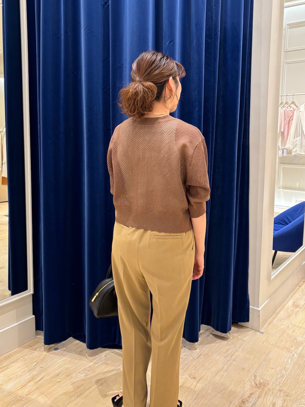「カーディガン、カーディガンコーデ、メッシュ、ブラウン、イージーパンツ、配色、パンツスタイル、シンプルコーデ、きれいめカジュアル、ワントーンコーデ、オンオフ兼用、春夏コーデ」｜「NOLLEY’Sのウォッシャブルウエスト配色イージーパンツ（その他パンツ、イエロー系）」を使った、nol  komatsubaraさん（レディース・159cm）の春コーディネートの7枚目の写真