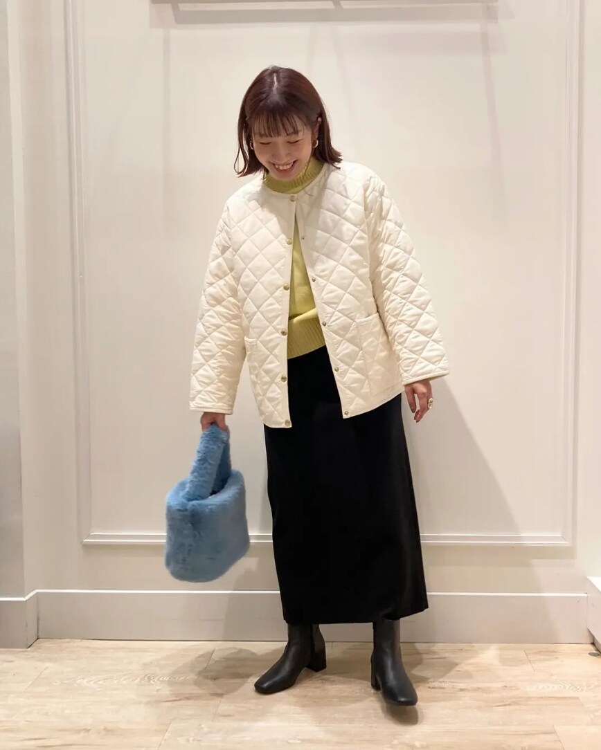 「アウター、ニット、ニットコーデ、スカート、タイトスカート、スカートスタイル、ブーツ、Traditional Weatherwear、キルティングジャケット、休日スタイル、きれいめカジュアル、お出かけコーデ、シンプルコーデ、ブーツスタイル、カラーニット」｜「NOLLEY’SのMUSICハイネックプルオーバーニット（ニット/セーター、イエロー系）」を使った、nol  komatsubaraさん（レディース・159cm）の秋コーディネートの4枚目の写真