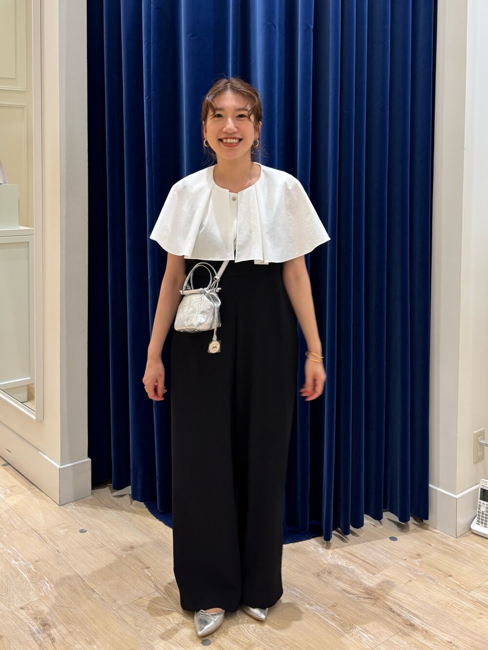 「オールインワン、フリルトップス、シンプルコーデ、オトナカジュアル、オトナ女子、大人かわいい、お出かけコーデ、モノトーン、楽チンコーデ、シルバーバッグ、春夏コーデ、甘めカジュアル」｜「Rie Millerの《セットアップ対応》【PR林☆別注アイテム】ウォッシャブルエアーシャークオールインワン（つなぎ/オールインワン、ブラック系）」を使った、nol  komatsubaraさん（レディース・159cm）の夏コーディネートの6枚目の写真