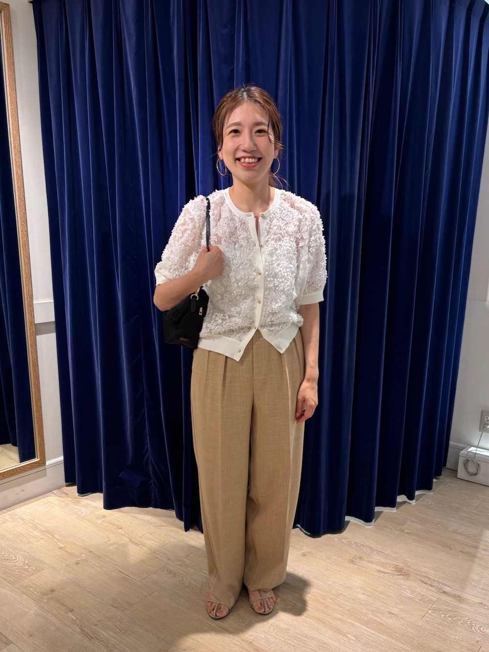 ホワイト系のカーディガン/ボレロ、ベージュ系のその他パンツ、ブラック系のショルダーバッグを着用したレディースの夏コーディネートの2枚目の写真